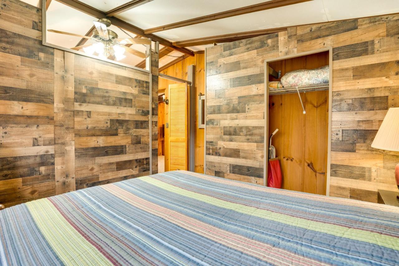 Peaceful Warne Cabin Fenced Yard And Screened Porch Brasstown Екстериор снимка