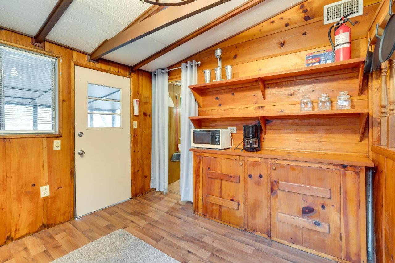 Peaceful Warne Cabin Fenced Yard And Screened Porch Brasstown Екстериор снимка